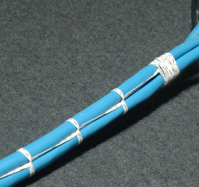 Structured multi-conductor commercial vehicle wiring harness with continuous strain-relief cable lacing